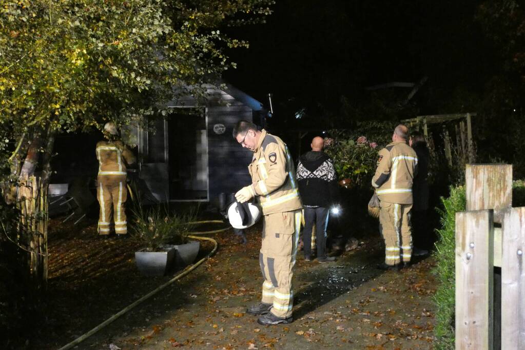 Brandweer blust brand in bed and breakfast huis