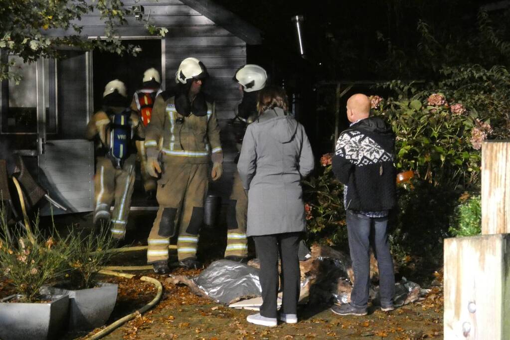 Brandweer blust brand in bed and breakfast huis