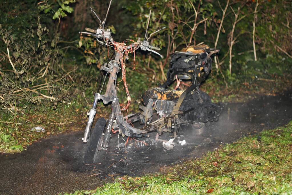Tweewieler door brand verwoest