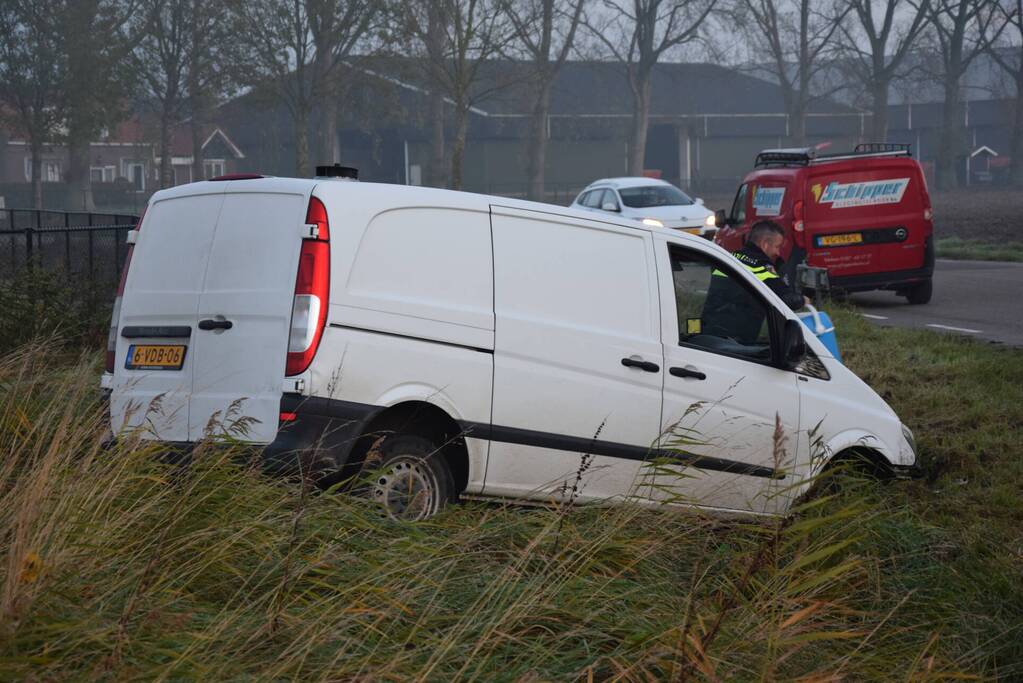 Bestuurder bestelbus mist bocht belandt in greppel