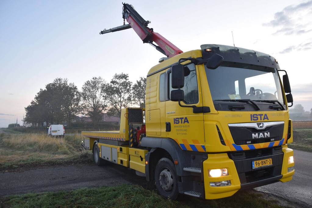 Bestuurder bestelbus mist bocht belandt in greppel