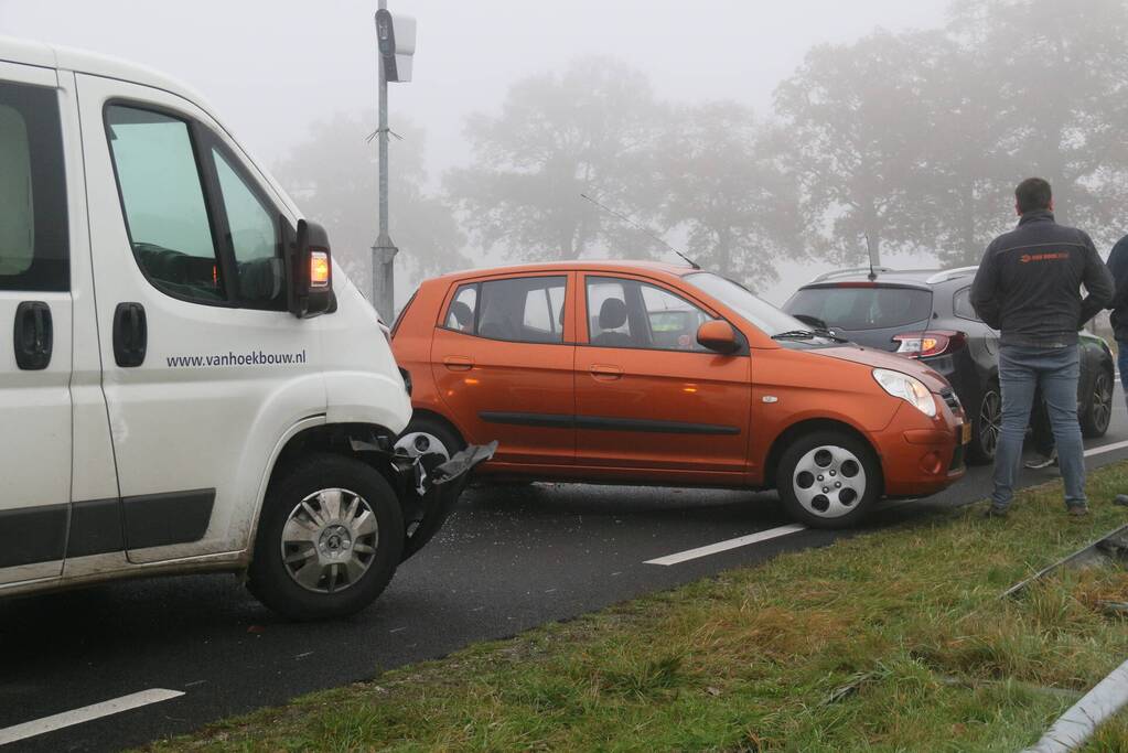 Bestelbus en twee auto's betrokken bij botsing