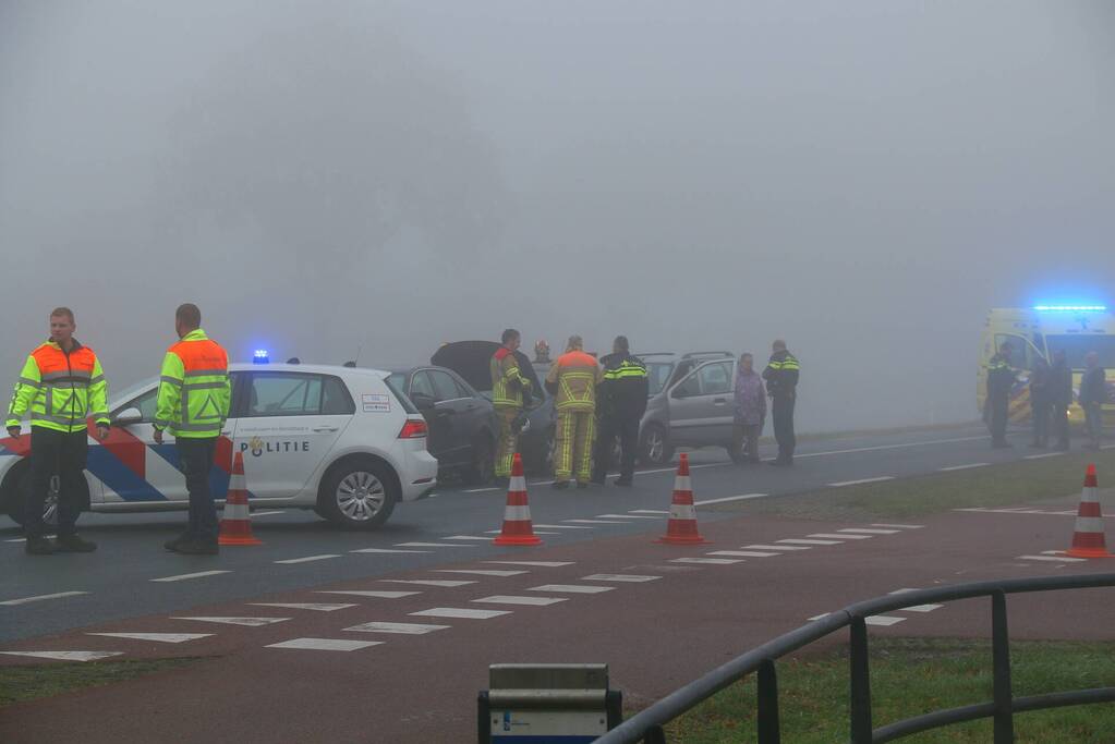 Drie auto's botsen in dichte mist