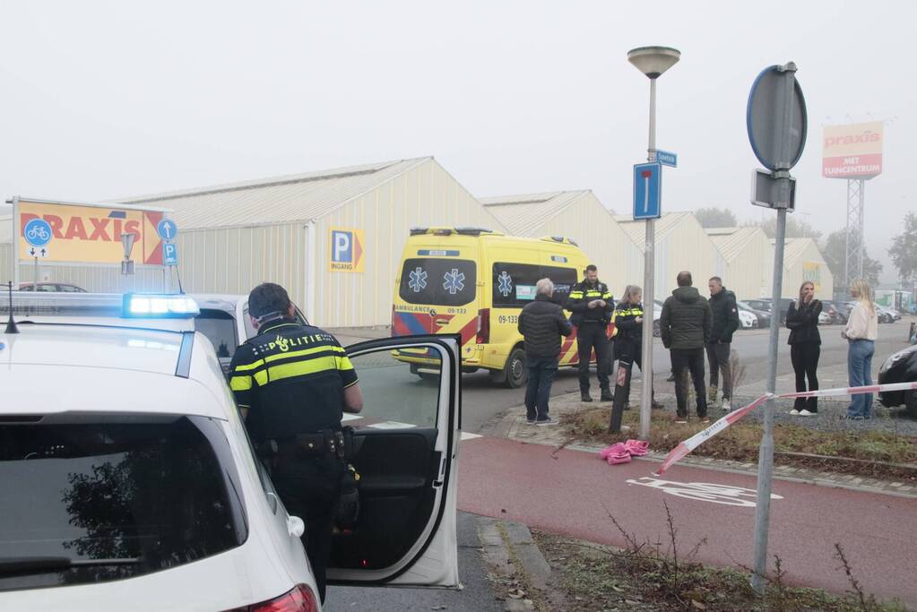 Brommerrijdster gewond bij aanrijding met auto op Calveen