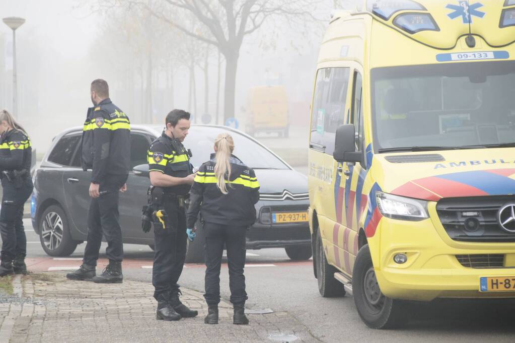 Brommerrijdster gewond bij aanrijding met auto op Calveen