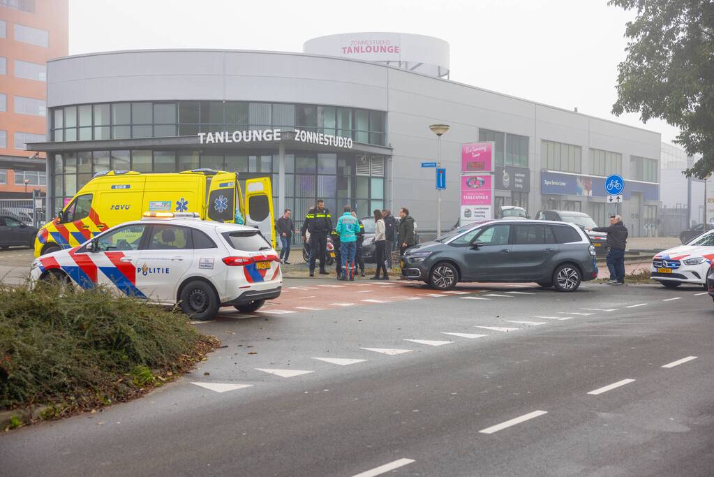 Brommerrijdster gewond bij aanrijding met auto op Calveen