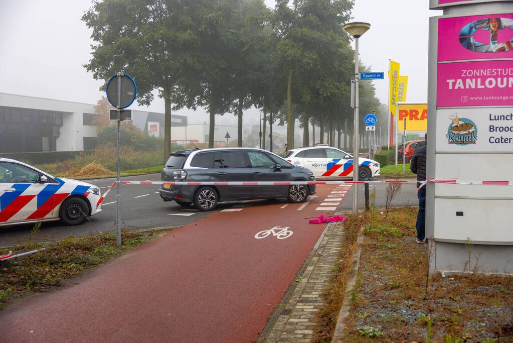 Brommerrijdster gewond bij aanrijding met auto op Calveen