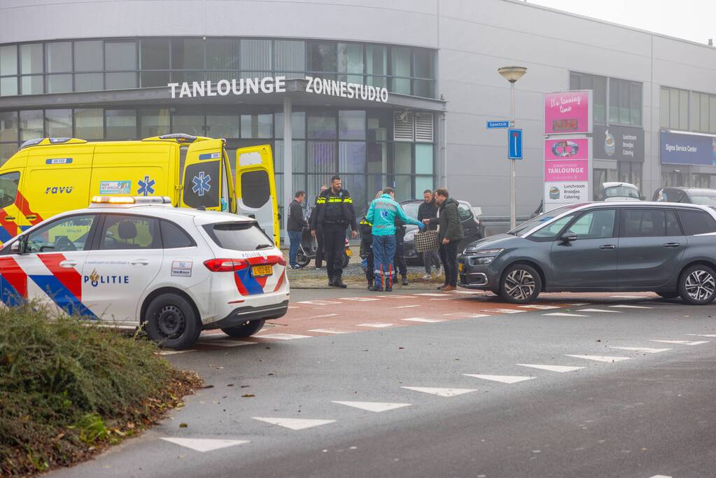 Brommerrijdster gewond bij aanrijding met auto op Calveen