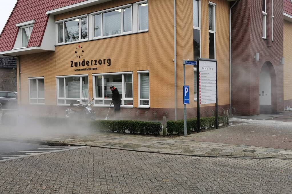 Meerdere panden beklad met leuzen