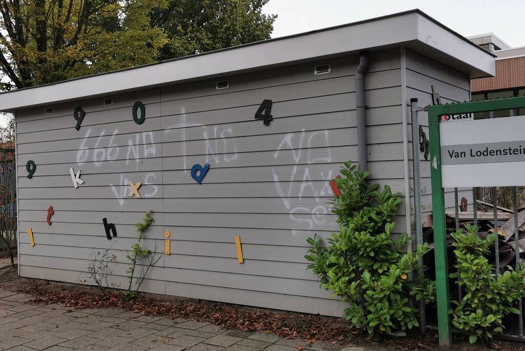 Meerdere panden beklad met leuzen