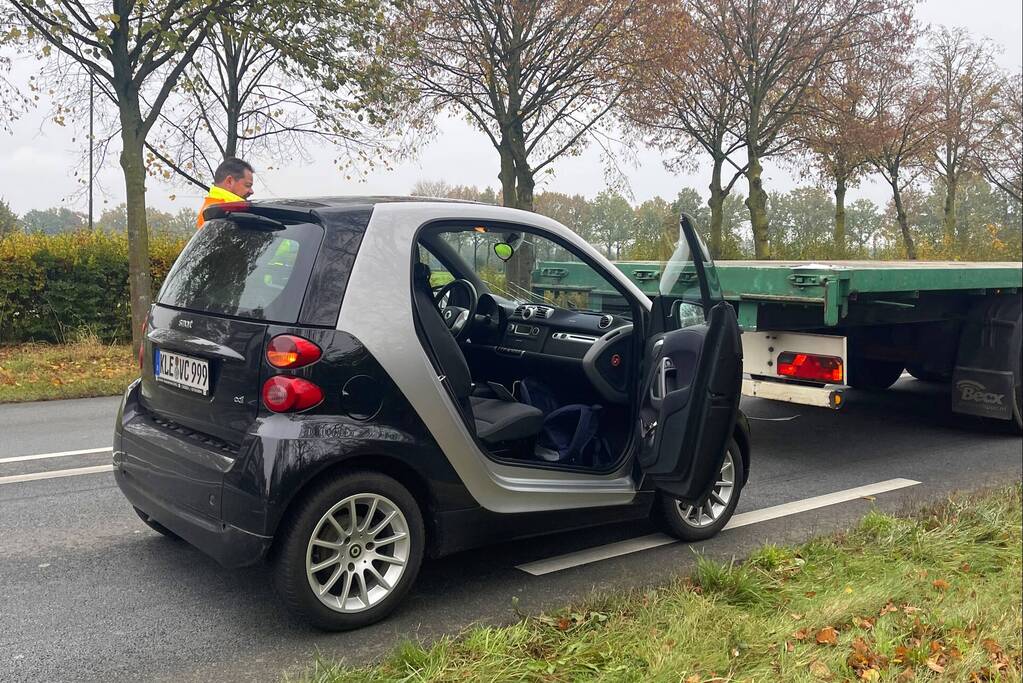 Bestuurder Duitse huurauto botst achterop trailer van vrachtwagen