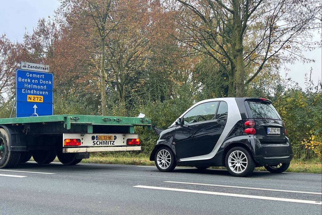 Bestuurder Duitse huurauto botst achterop trailer van vrachtwagen