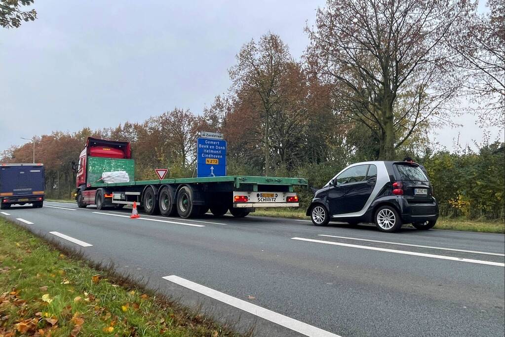 Bestuurder Duitse huurauto botst achterop trailer van vrachtwagen