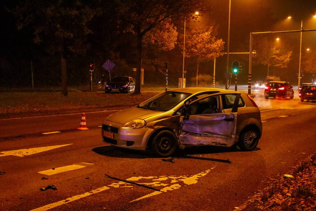 Automobiliste schiet over middenberm en belandt tegen een hek