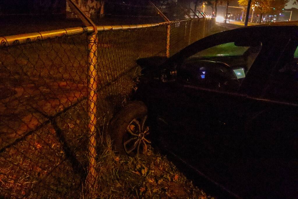 Automobiliste schiet over middenberm en belandt tegen een hek