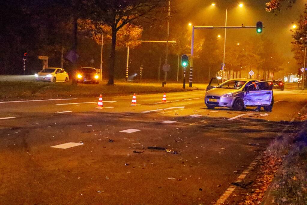 Automobiliste schiet over middenberm en belandt tegen een hek