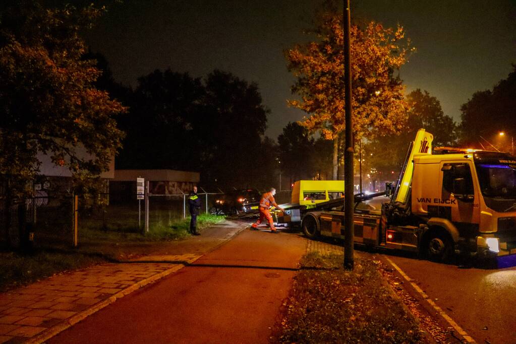 Automobiliste schiet over middenberm en belandt tegen een hek