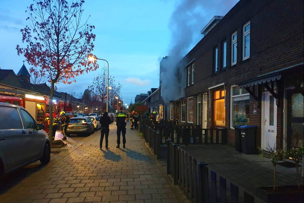 Veel rook uit woning door brand
