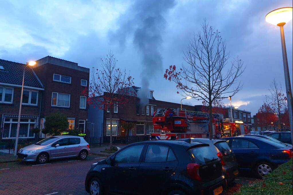 Veel rook uit woning door brand