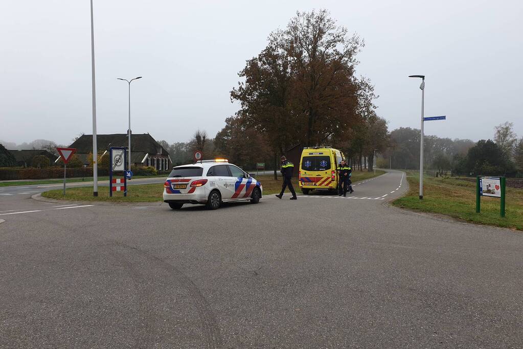 Bestelbus en personenwagen botsen op provinciale weg