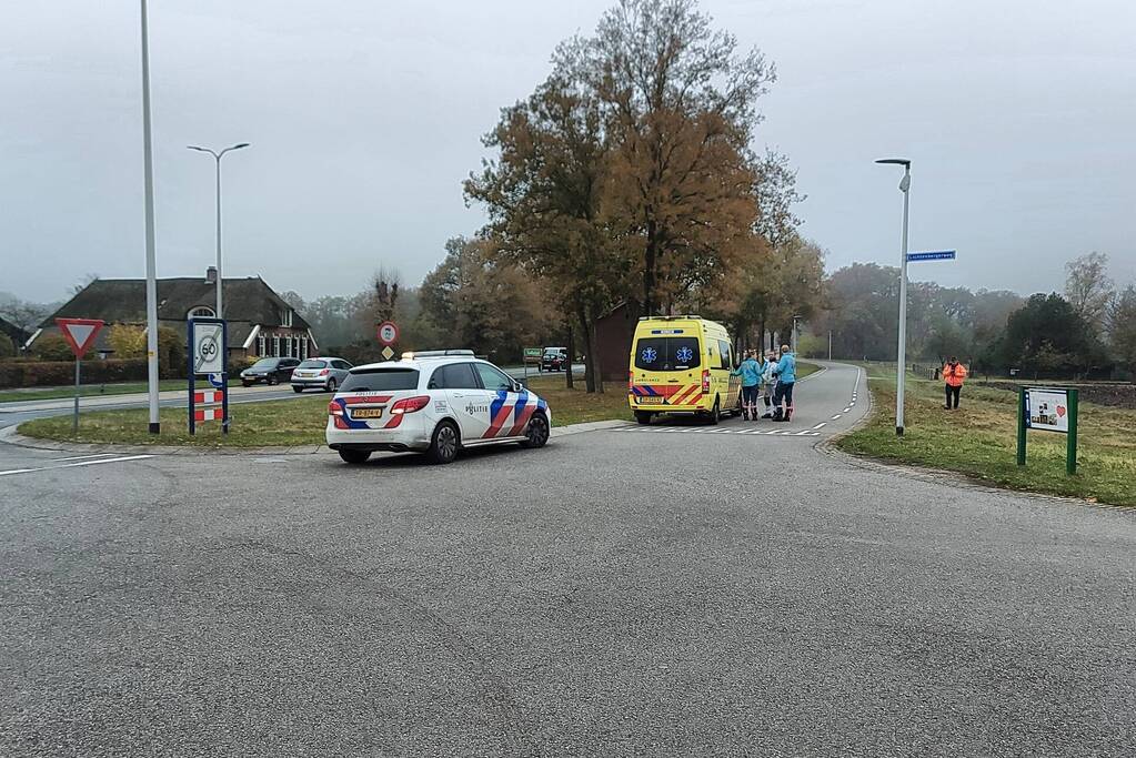 Bestelbus en personenwagen botsen op provinciale weg