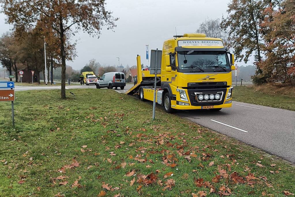 Bestelbus en personenwagen botsen op provinciale weg