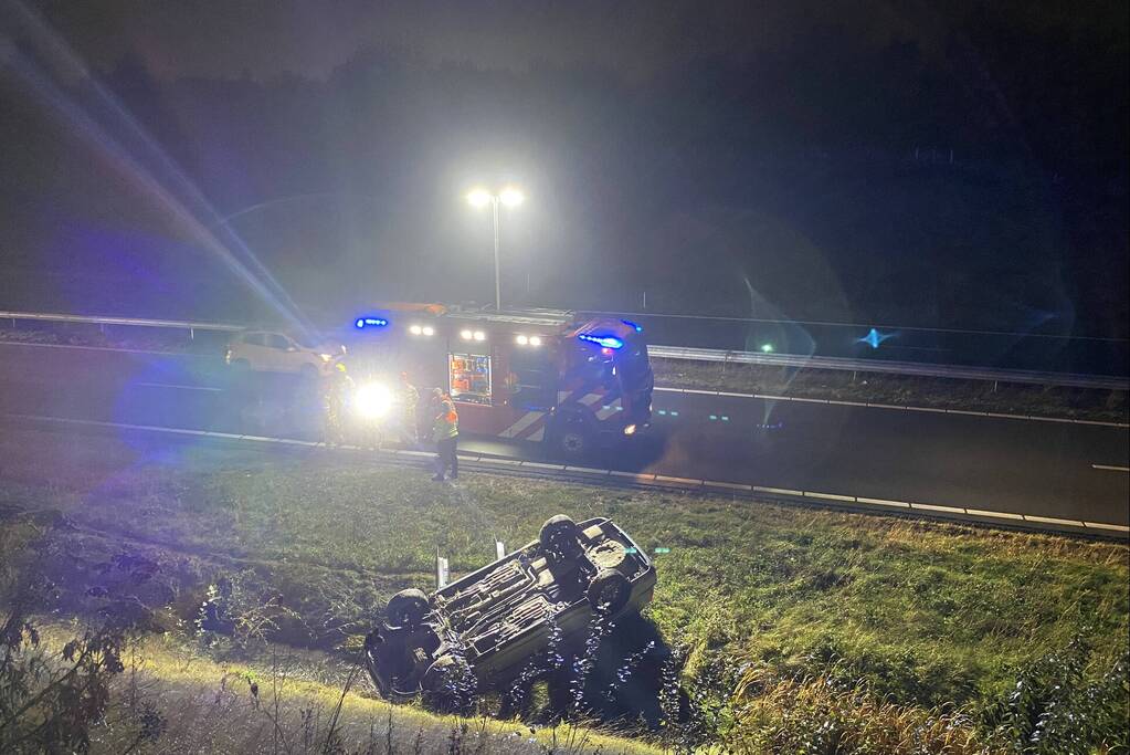 Automobilist slaat met auto over de kop