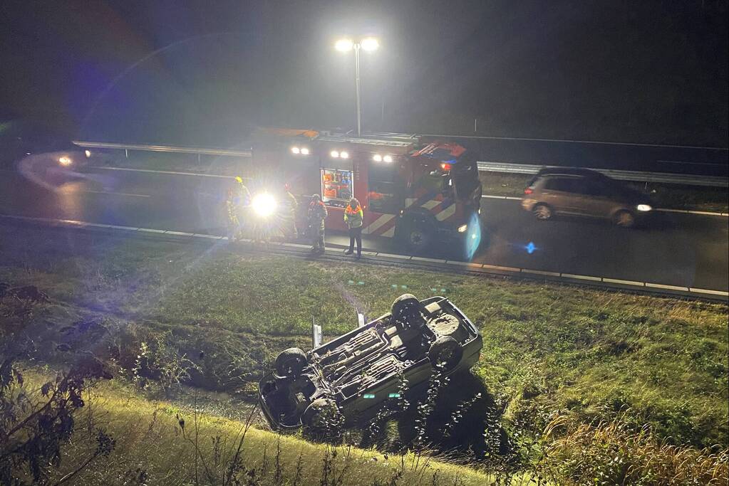 Automobilist slaat met auto over de kop