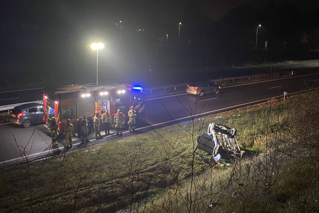Automobilist slaat met auto over de kop