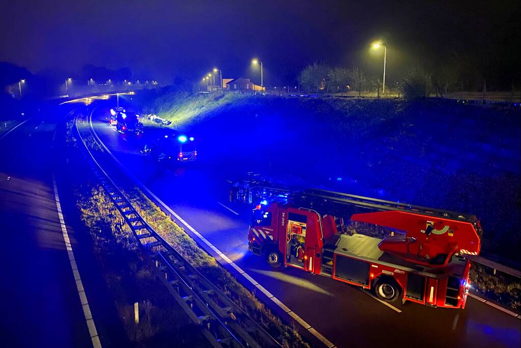 Automobilist slaat met auto over de kop