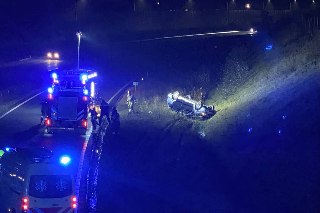 Automobilist slaat met auto over de kop