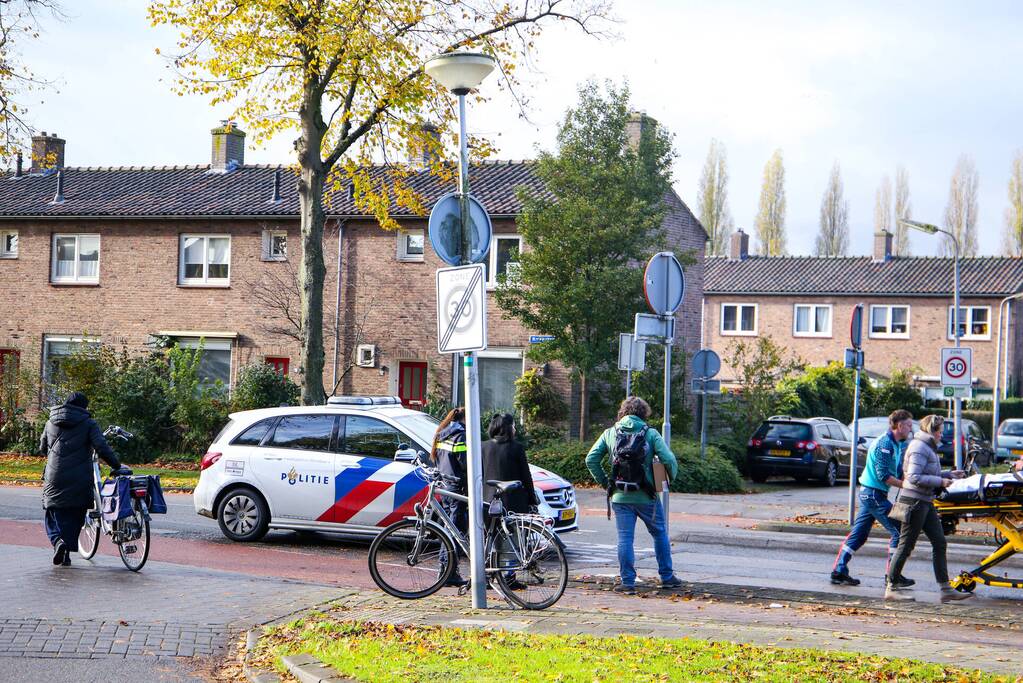 Fietser loopt hoofdwond op bij aanrijding met auto