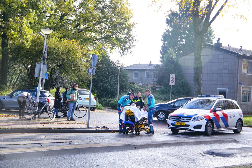 Fietser loopt hoofdwond op bij aanrijding met auto