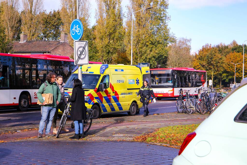 Fietser loopt hoofdwond op bij aanrijding met auto