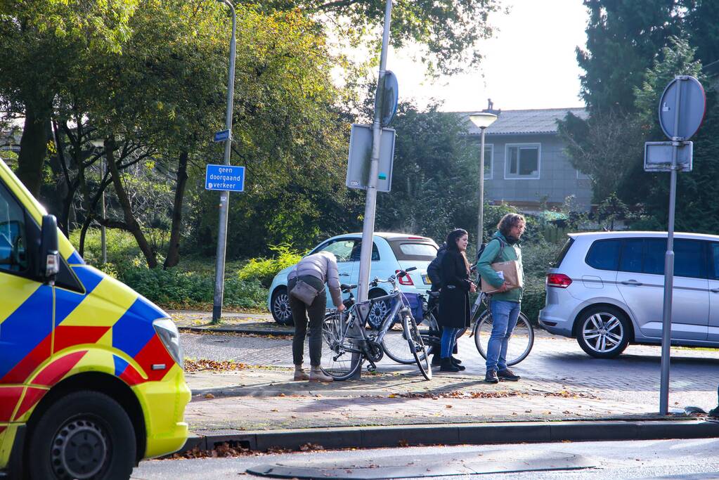 Fietser loopt hoofdwond op bij aanrijding met auto