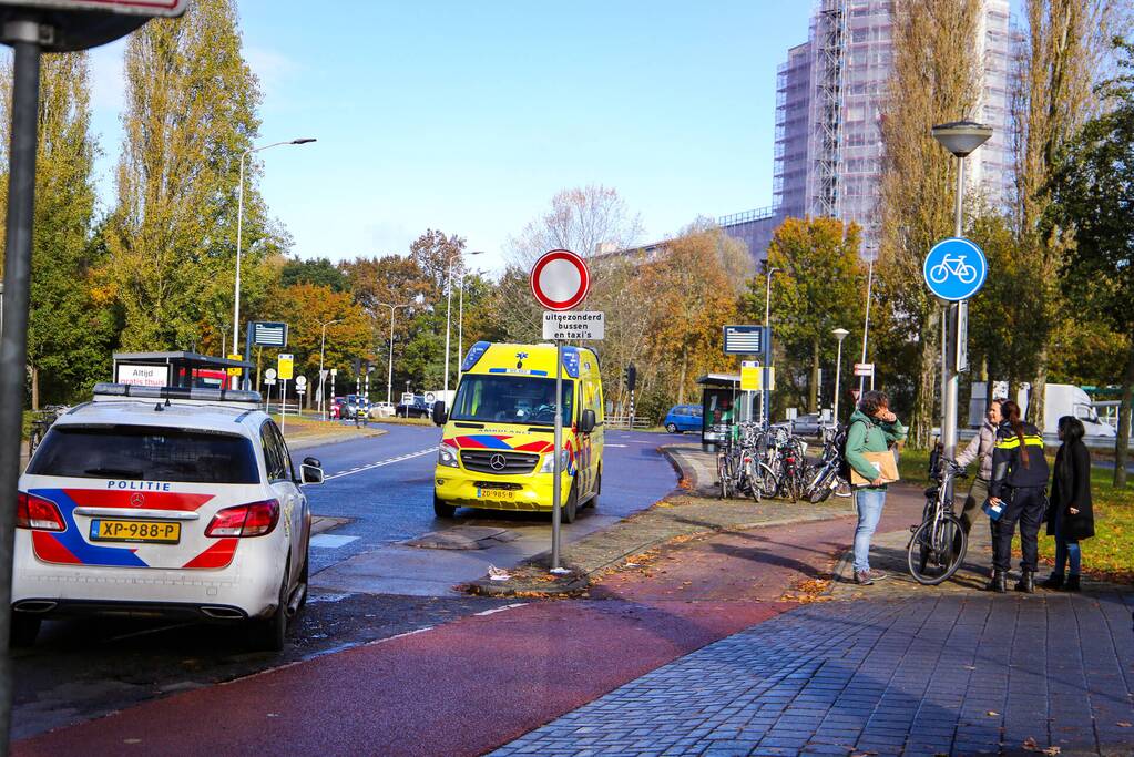 Fietser loopt hoofdwond op bij aanrijding met auto
