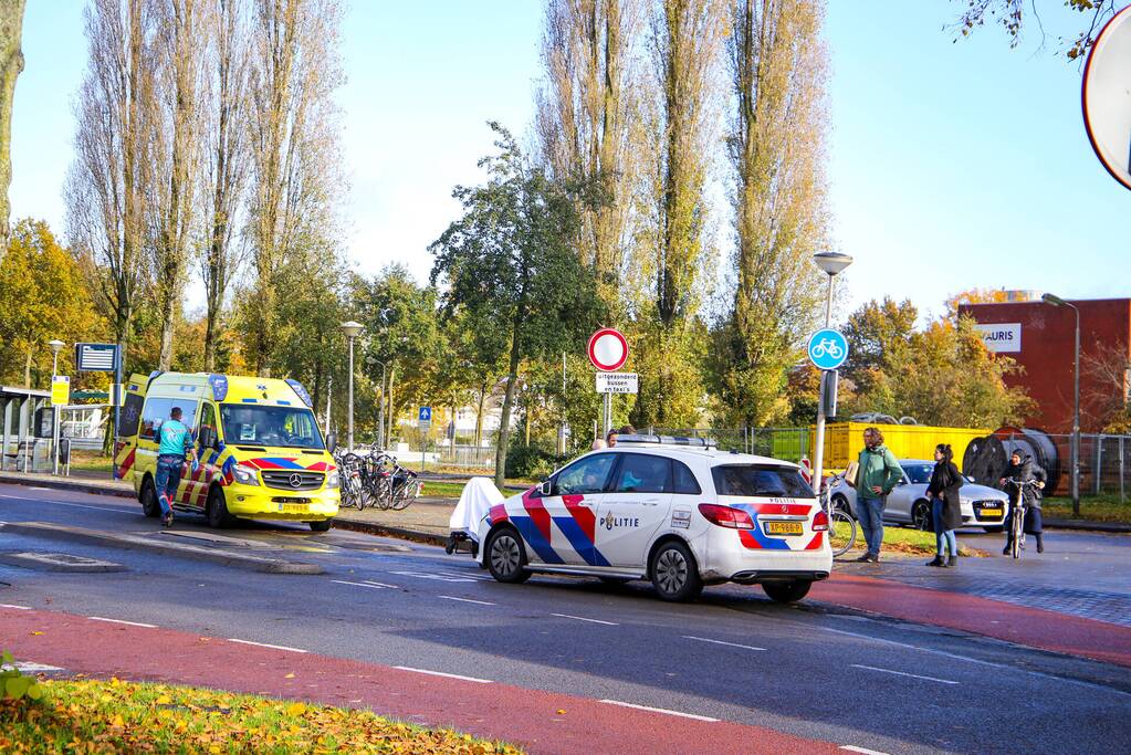 Fietser loopt hoofdwond op bij aanrijding met auto