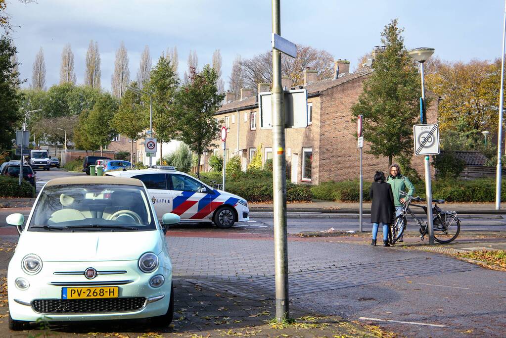 Fietser loopt hoofdwond op bij aanrijding met auto