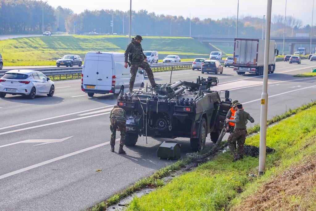 Fennek-verkenningsvoertuig Defensie strandt op snelweg