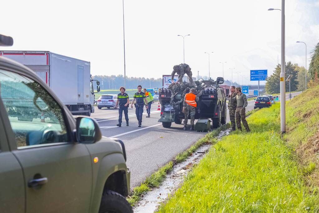 Fennek-verkenningsvoertuig Defensie strandt op snelweg