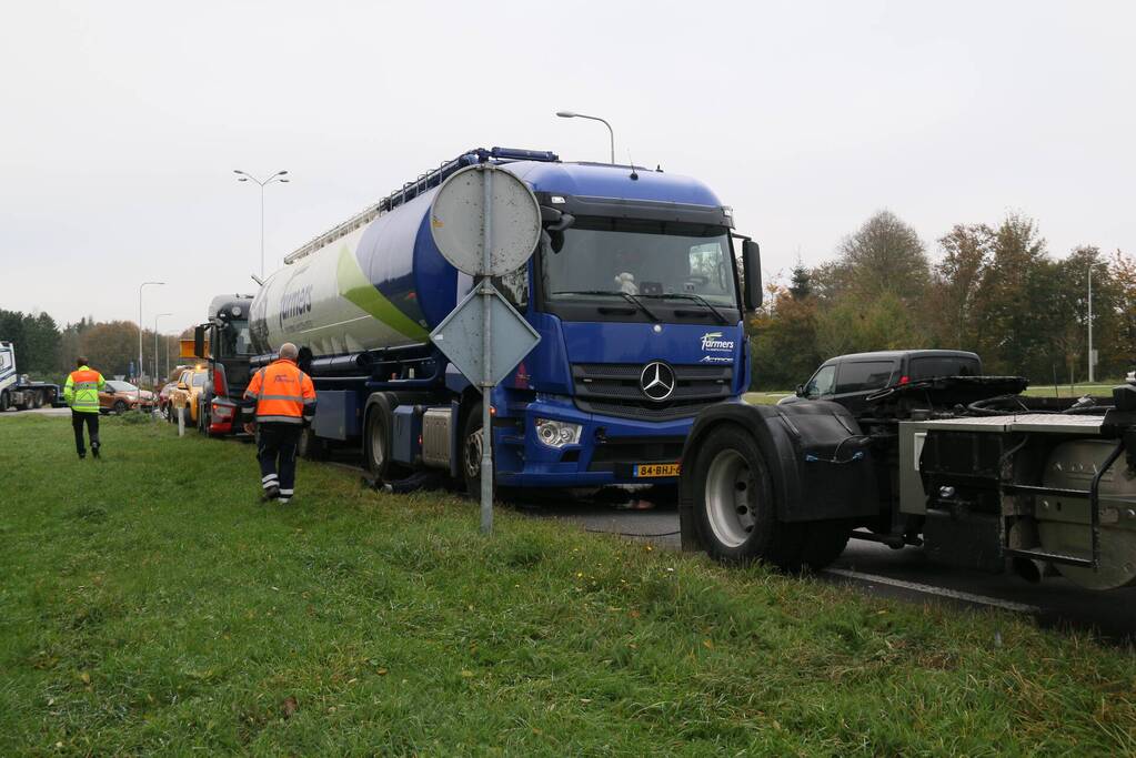 Lekkende vrachtwagencombinatie zorgt voor verkeershinder