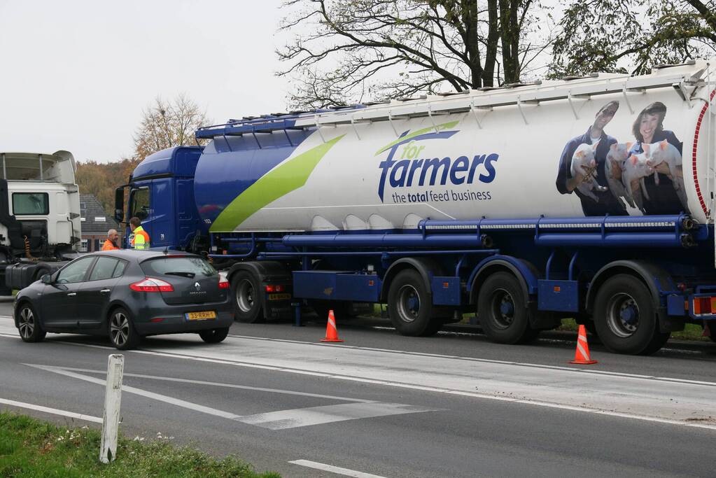 Lekkende vrachtwagencombinatie zorgt voor verkeershinder