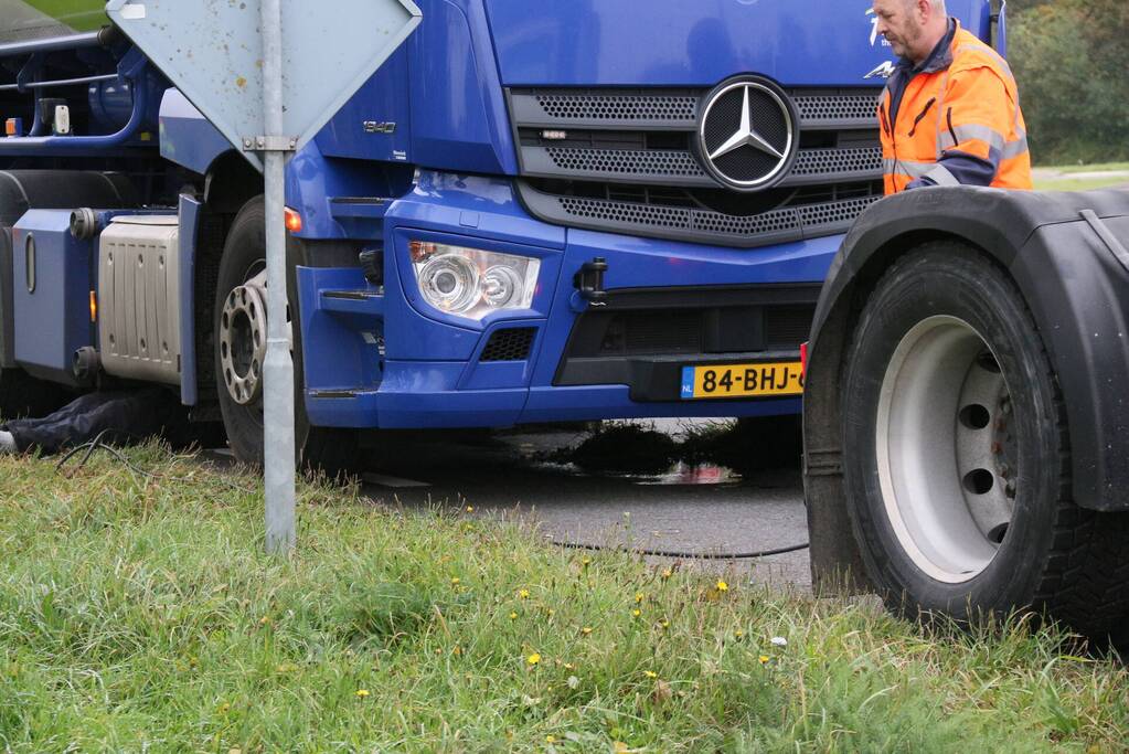 Lekkende vrachtwagencombinatie zorgt voor verkeershinder