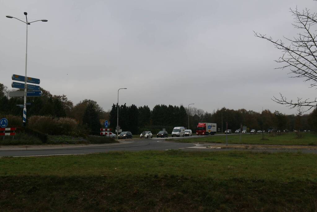 Lekkende vrachtwagencombinatie zorgt voor verkeershinder