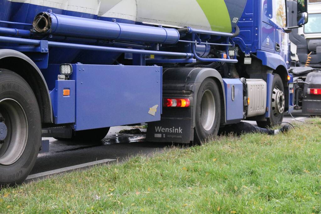 Lekkende vrachtwagencombinatie zorgt voor verkeershinder