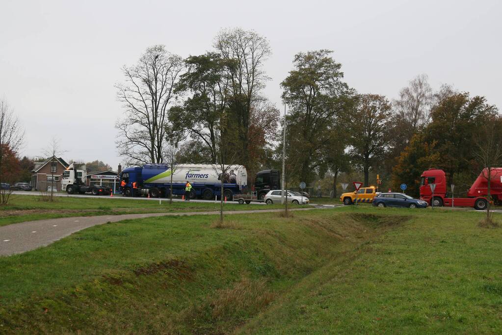 Lekkende vrachtwagencombinatie zorgt voor verkeershinder