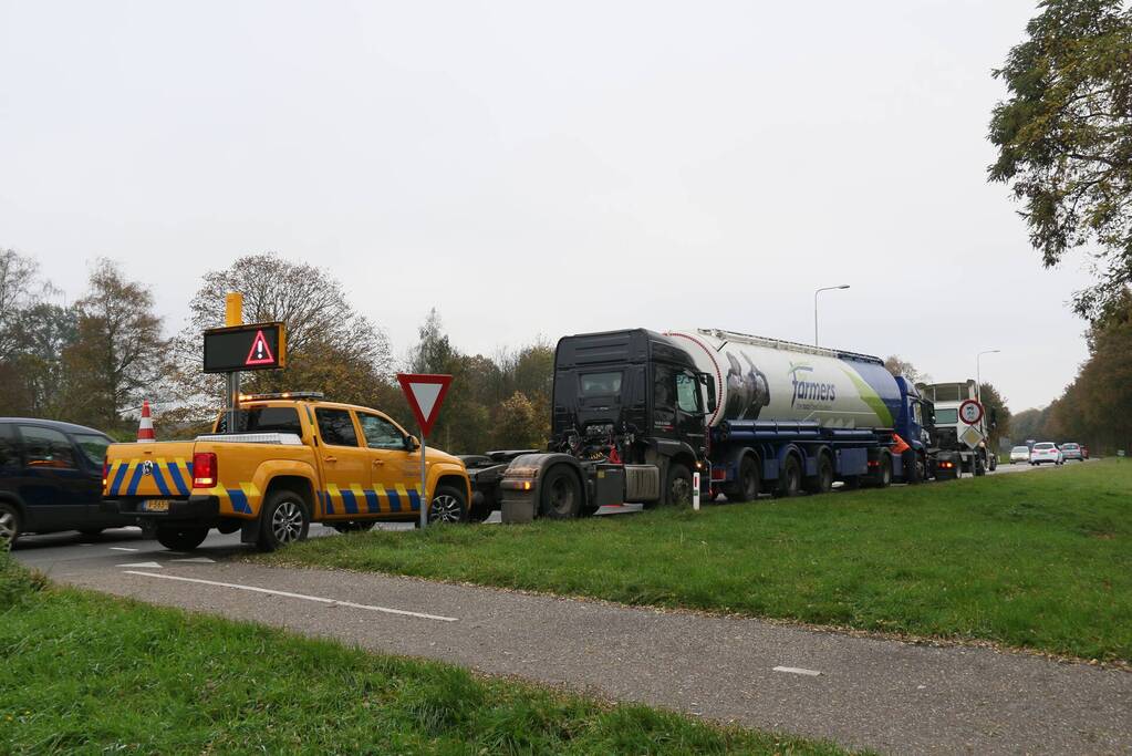 Lekkende vrachtwagencombinatie zorgt voor verkeershinder