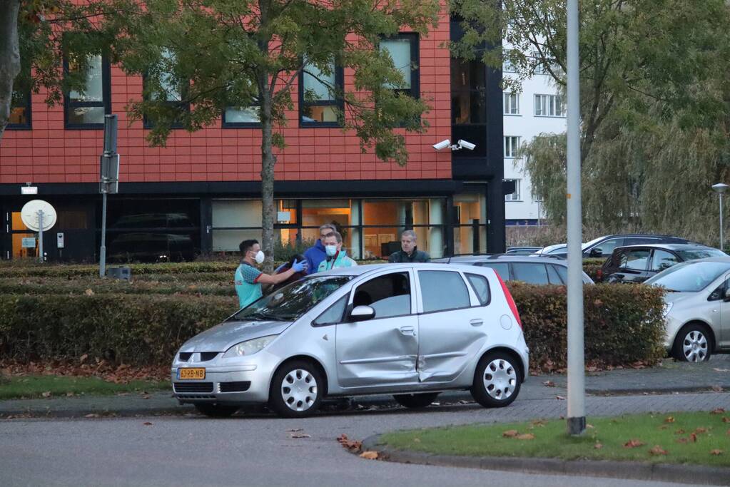 Persoon gewond bij botsing tussen twee auto's