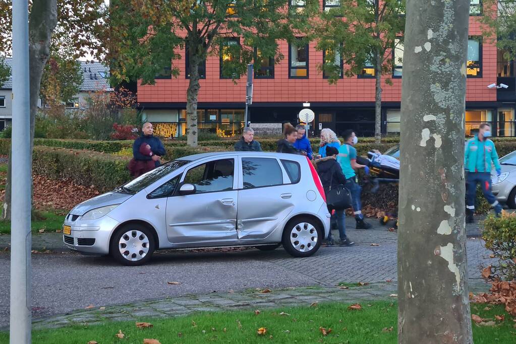 Persoon gewond bij botsing tussen twee auto's