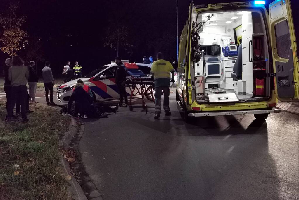 Fietser gewond bij botsing met auto op rotonde